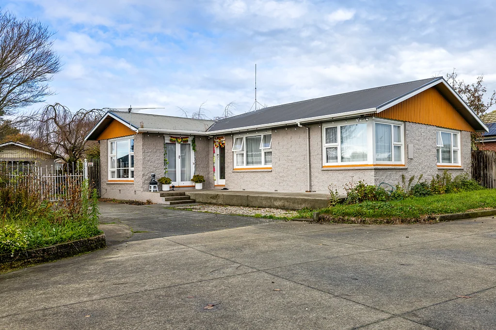 Hornby 3침실 Solid 1960s Home on Expansive 888sqm Section