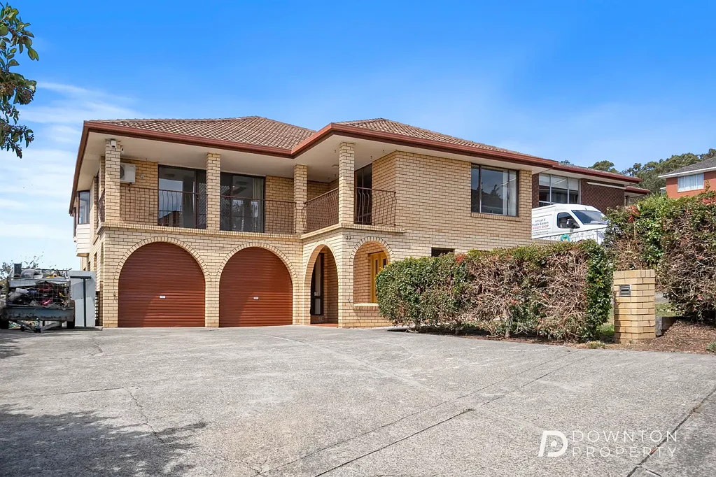 West Moonah 8房  Expansive Family Home with Dual Living Opportunity and Stunning Views!