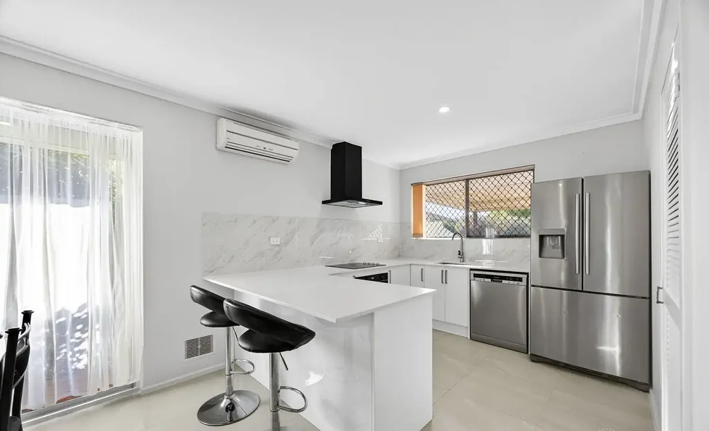 RENOVATED 4 x 1 HOUSE IN MORLEY!