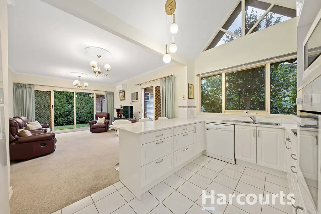 Knoxfield 3房 70 Applewood Drive 精致砖砌车道 538㎡阔地 主卧带步入式衣帽间 风管供暖 私密低维护后院 学区房 便捷交通 The apple of your eye - where timeless elegance meets family living!