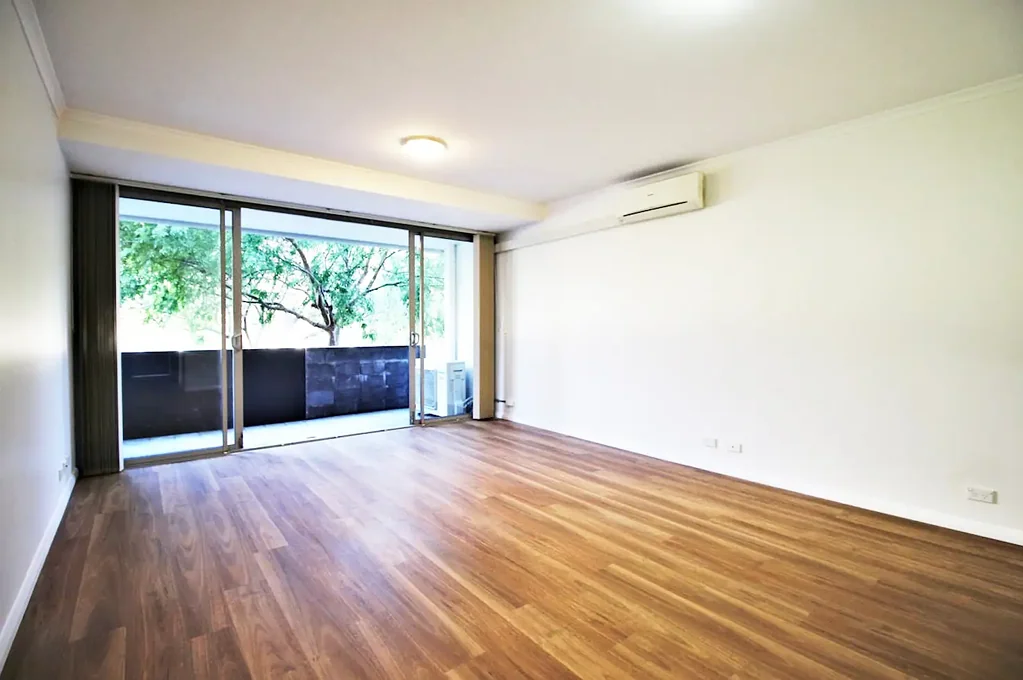 Beautifully Renovated Apartment Adjacent to Park