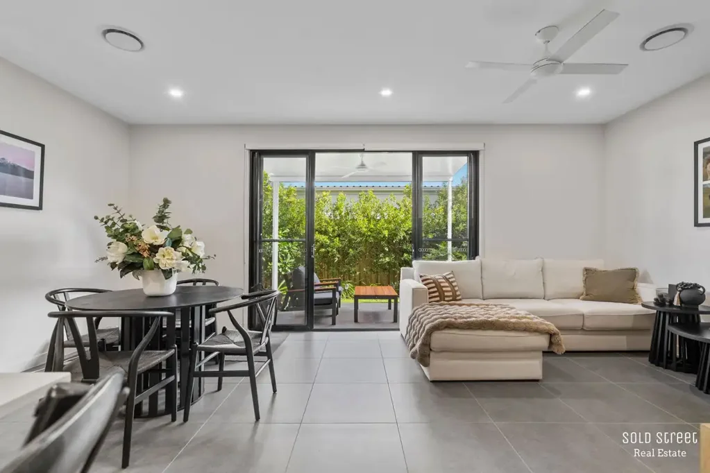 Helensvale 4Zimmer EXCLUSIVE SERENITY RESERVE LOCALE - IMMACULATE FOUR BEDROOM RESIDENCE