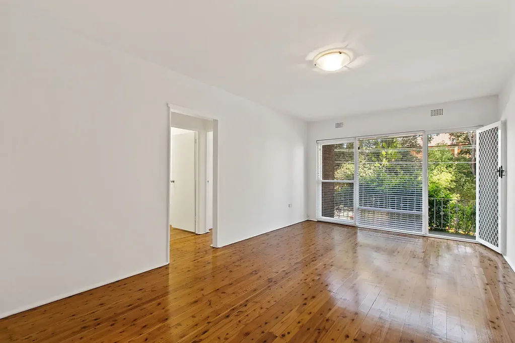 Elegant And Airy Apartment In Prime Walk-To-Station Position