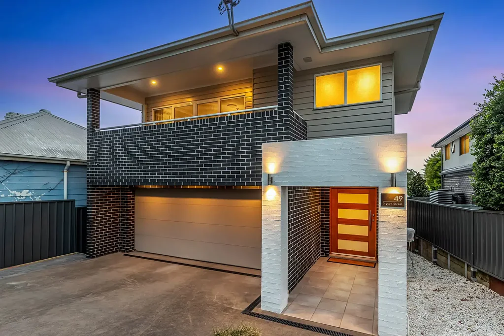 Tighes Hill 3房  Luxury Creekside Living with Space for the Whole Family