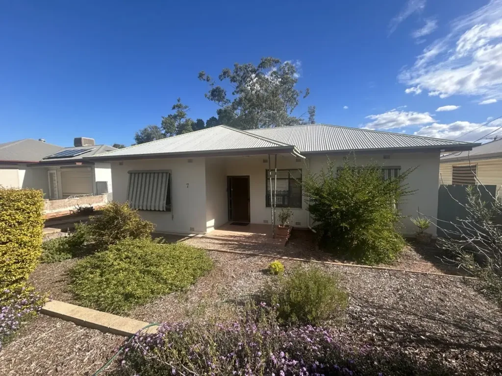 Port Augusta 3બેડરૂમ Charming Family Home with Established Gardens & Endless Potential