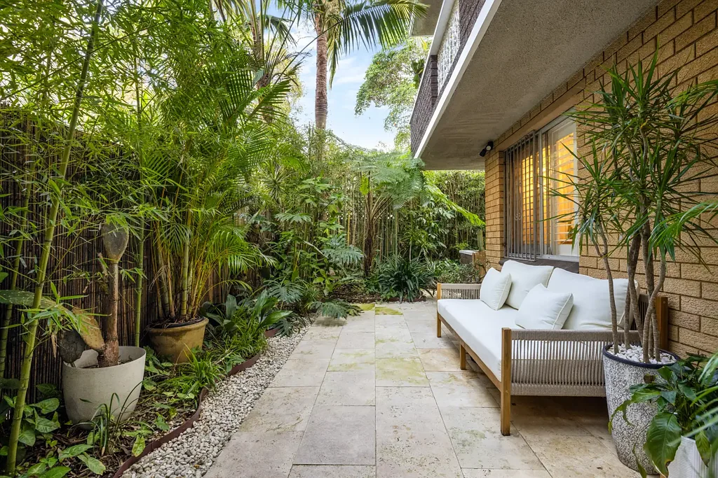 Dee Why 2房 时尚底层花园公寓，带私密户外生活空间 Stylish Ground-Floor Garden Apartment with Private Outdoor Living