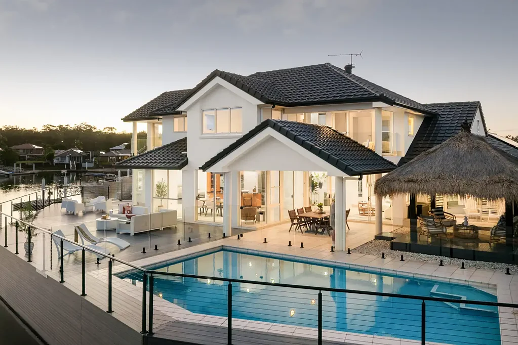 Maroochydore 6房  QUALITY FAMILY LIVING ON 36M OF WATERFRONT