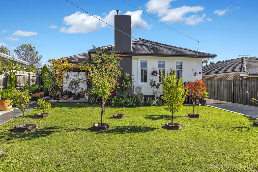 Dandenong North 4房 双居住设计 精美翻新 现代厨房 悬浮地板 成熟花园 全封闭平台 独立单间公寓 多功能空间 RARE DUAL LIVING OPPORTUNITY WITH FULLY RENOVATED HOME & STUDIO