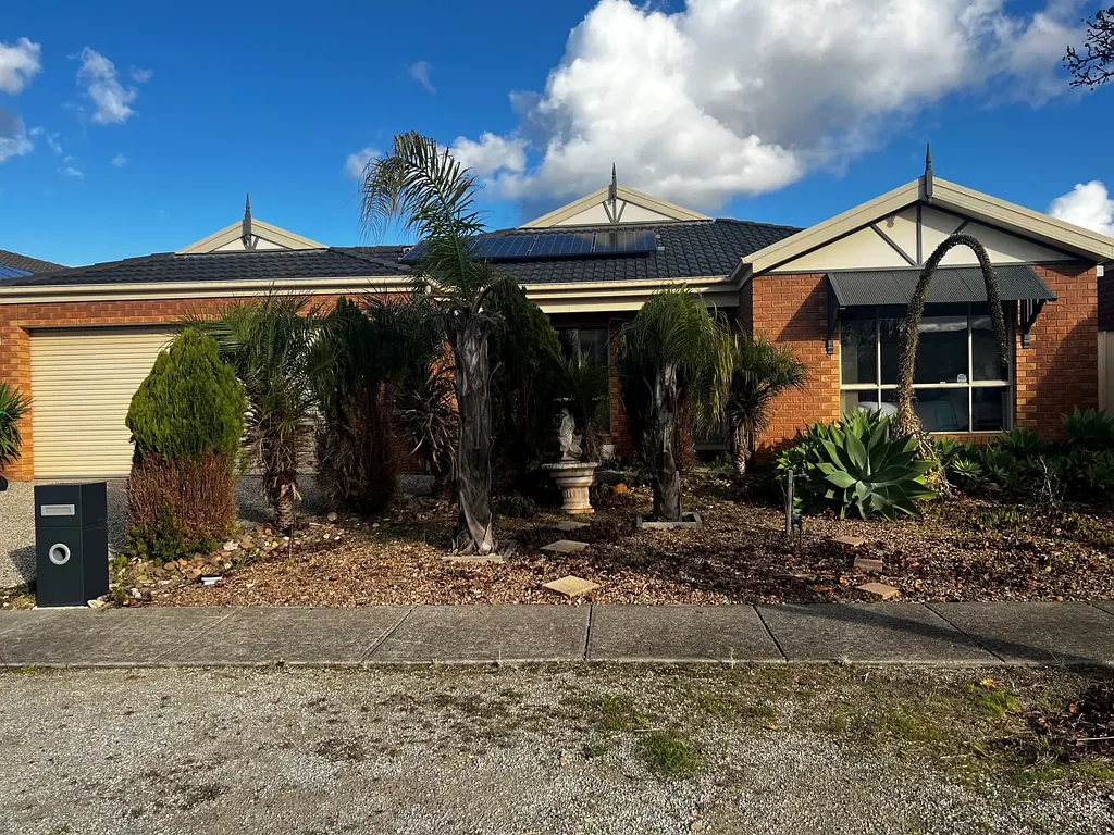 Splendid and Very Spacious 3Br Home in Point Cook!
