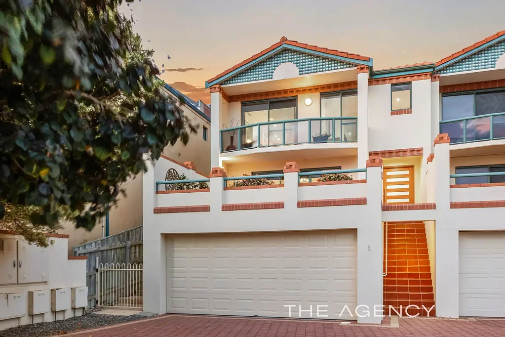 Mindarie 3Moenga STYLISH COASTAL TOWNHOUSE WITH OCEAN VIEWS