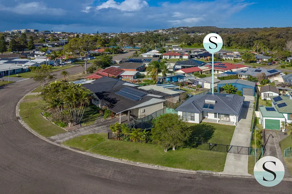 Caves Beach 4房  Quiet Cul-De-Sac Living on the Flat. Fresh, Light Filled, 3 Bedroom, Open Plan, Dual Living Home. Separate Guest Quarters, Studio Salon & Mega Garage!