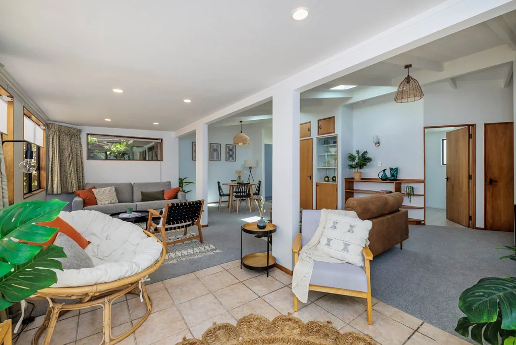 Paihia 2Moenga Serious Sellers. Serious Opportunity