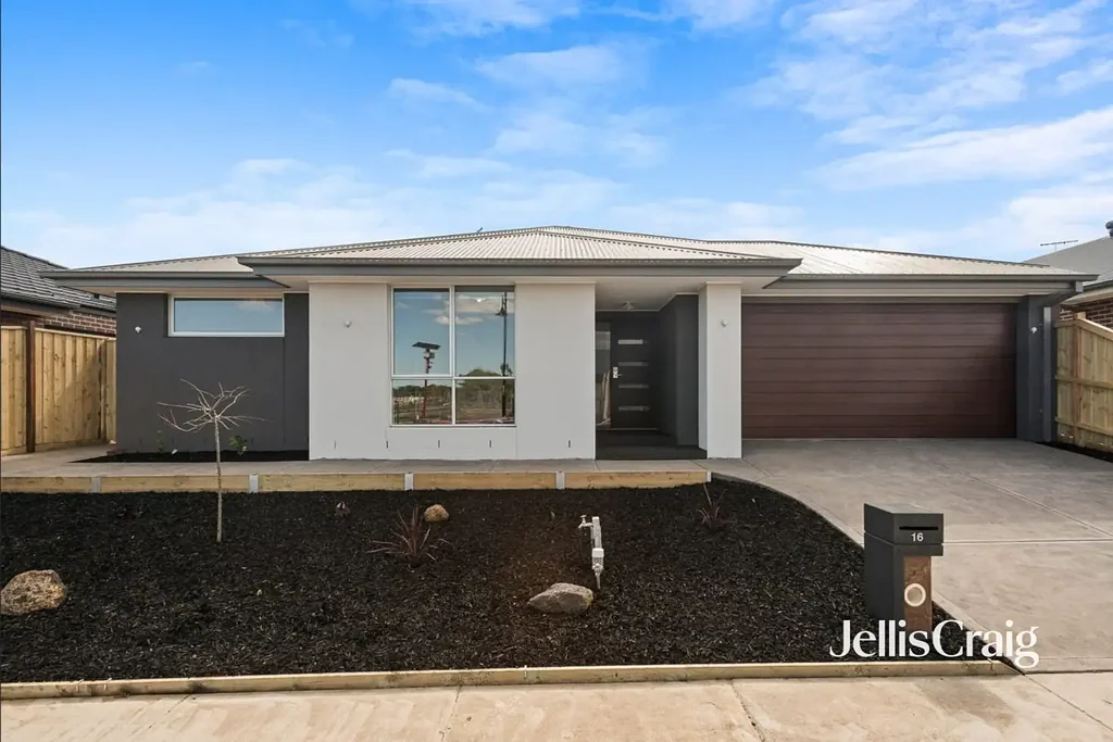 Family Comfort in a Prime Ivy Estate Location
