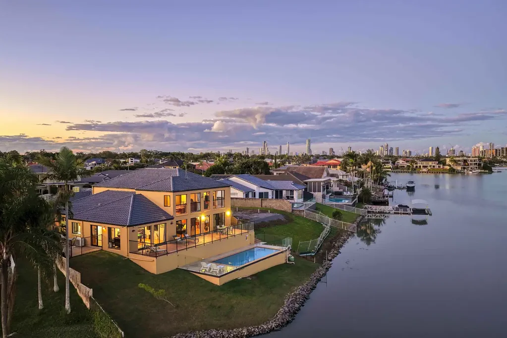 Clear Island Waters 6房  Family Waterfront Estate Offering Dual Living and Exceptional Flexibility