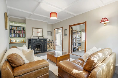 Epsom 4બેડરૂમ Substantial Bungalow in Double Grammar