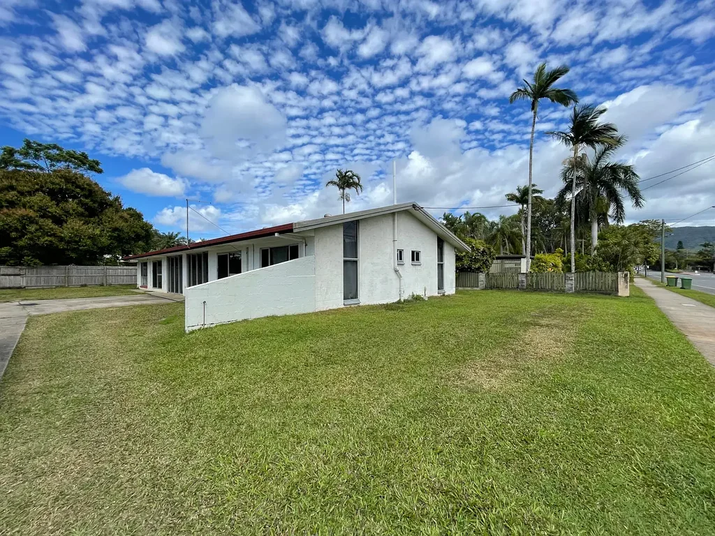 Ideally Located Trinity Beach Unit!