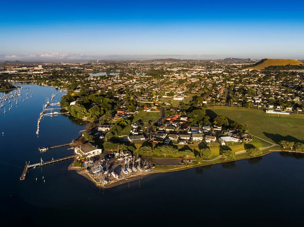 Panmure 2房 售价低于CV！759㎡海滨土地+MHU分区 180°广阔水景 12套公寓潜力 高租金收益​ 相邻物业可一并购买！ Massive price reduction - Vendor wants action!