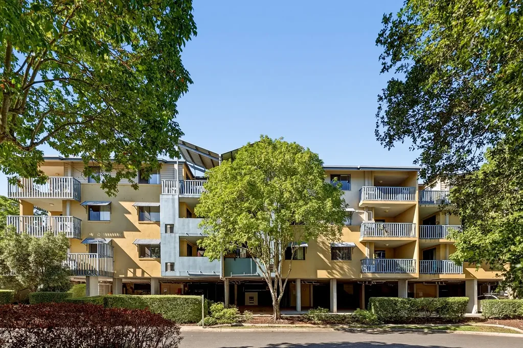 Greenslopes 2房 主卧独立卫浴  二卧内置衣柜 开放式大客厅 阳台通风凉快 厨房空间充足 安全小区带泳池 位置优越设施近 The Perfect Opportunity Awaits