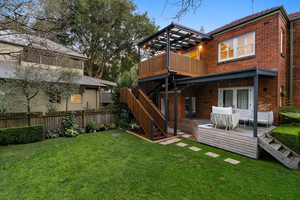 Cammeray 2房 地理位置优越，适合寻求小户型者、年轻家庭或专业人士，这套靠近公园的上层复式公寓拥有双入口和直通花园的便利。 Perfectly placed for the downsizer, young family or professional, this near-parkside upper duplex comes with dual entry and direct garden access