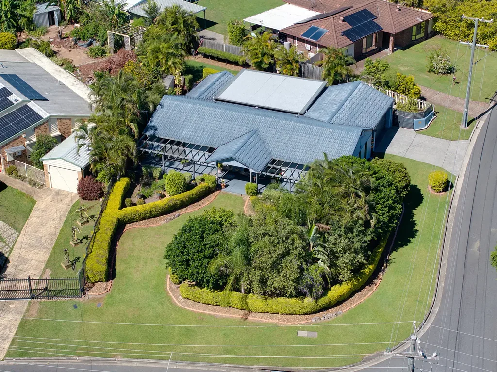 Collingwood Park 4房 高档便利位置 低层家庭住宅 现代装饰设计 主卧独立卫浴 巨大带顶户外娱乐区 中央空调 双车库 靠近学校商店 全年轻松招待 完美家居享受 Spacious Family Entertainer in Convenient Location - Great Investment Opportunity !