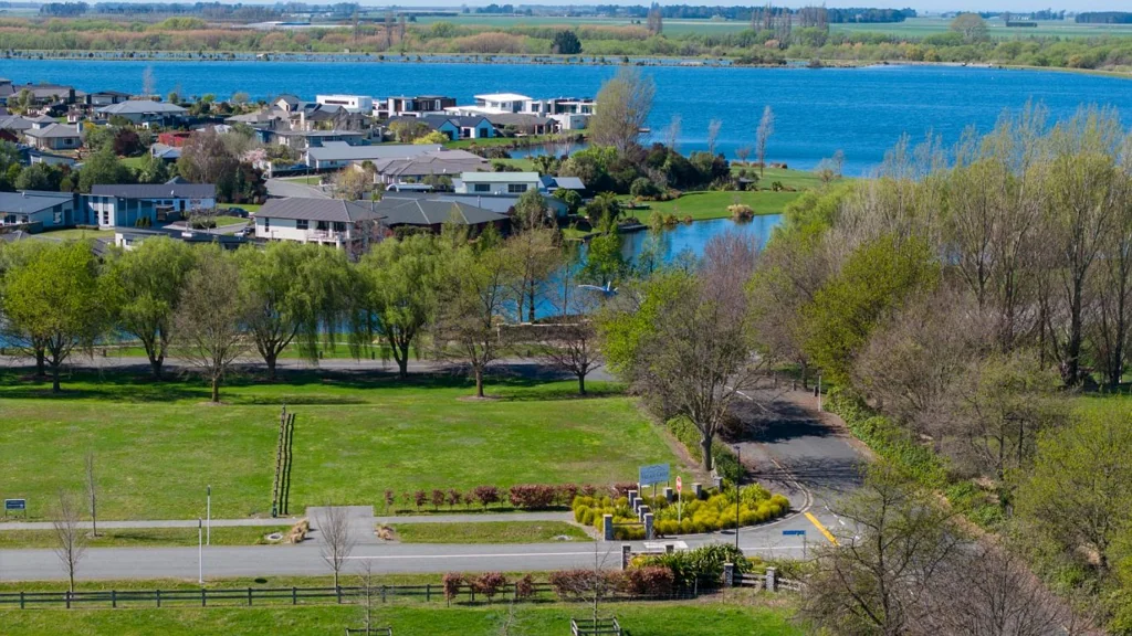 Huntingdon Huge, Realistically Priced Lake Hood Section