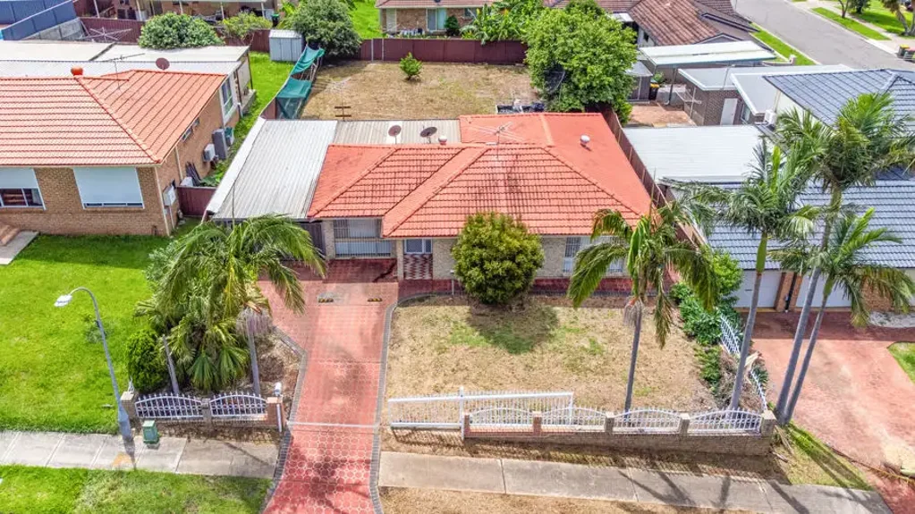 Bonnyrigg Heights 4Kwarto $1380,000 - 732 sqm - Wide 19.75m Frontage