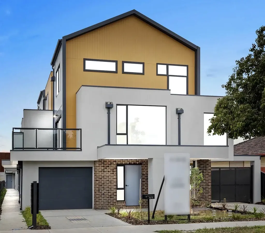 Deer Park 3ห้องนอน Opportunity Knocks - Near-New Townhouse Just Moments from Deer Park Train Station!