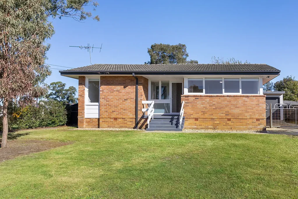 CHARMING & COMFORTABLE 3 BEDROOM HOME