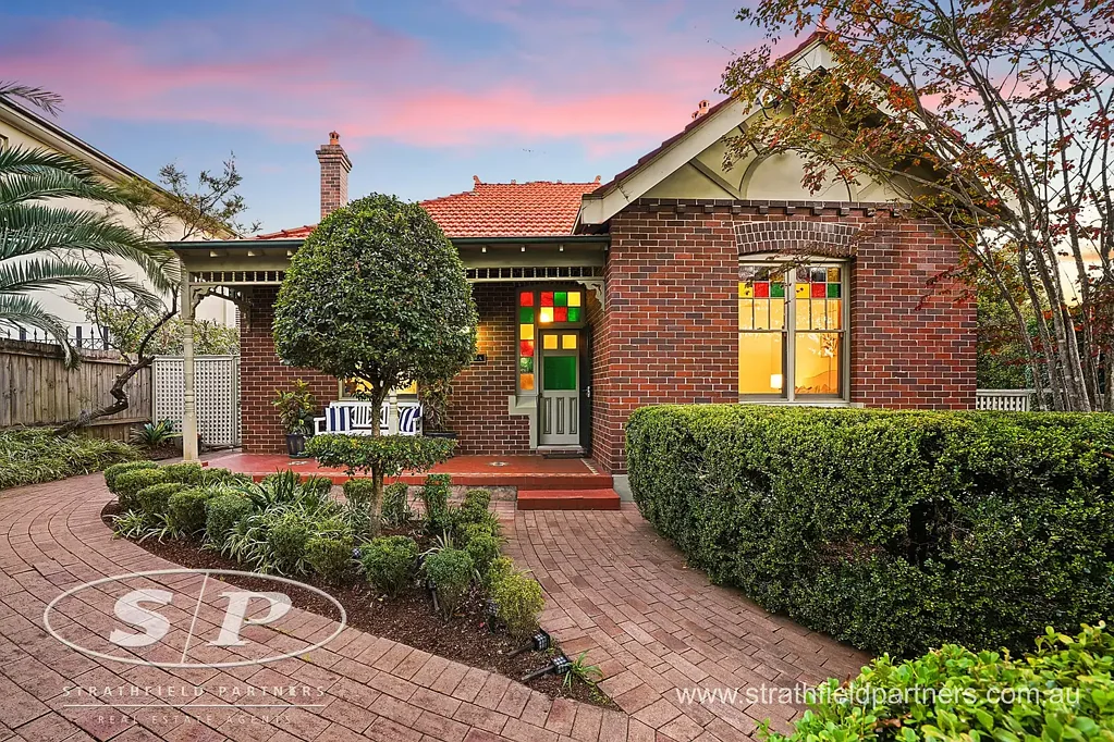 North Strathfield 4Phòng ngủ Grand Double-Brick Federation Residence on a Rare 1,111sqm Landholding
