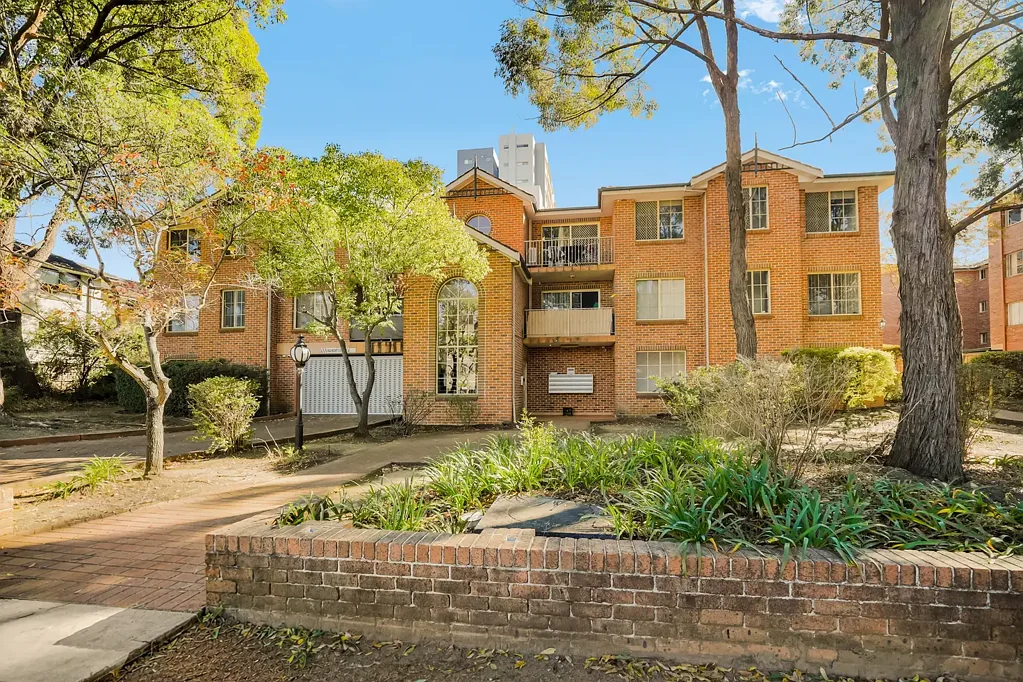 Wentworthville 2房 终极便利生活区 现代两居室公寓 开放式起居 东向阳台 宽敞卧室 时尚厨房 安全社区 停车库 Spacious, Stylish & Conveniently Located