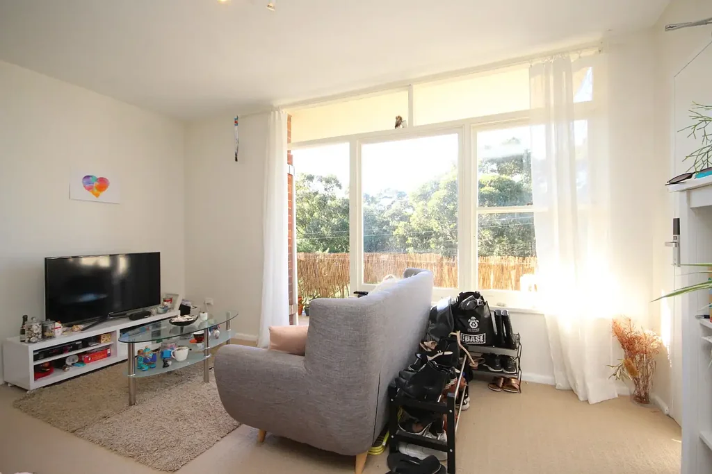Perfectly positioned, sunfilled apartment across from "Bardon Park" with balcony and ocean glimpses