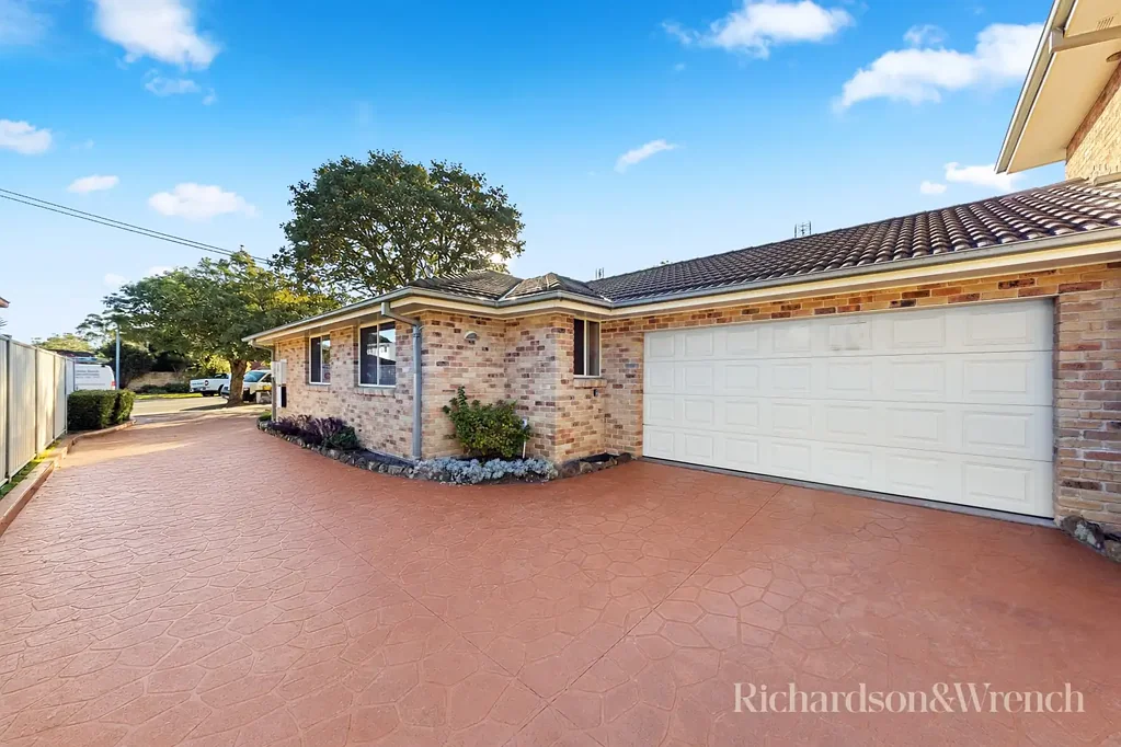 Woy Woy 3部屋 Spacious Front Villa with Tesla Power & Future Energy Savings in a Prime Walk-to-Everywhere Location