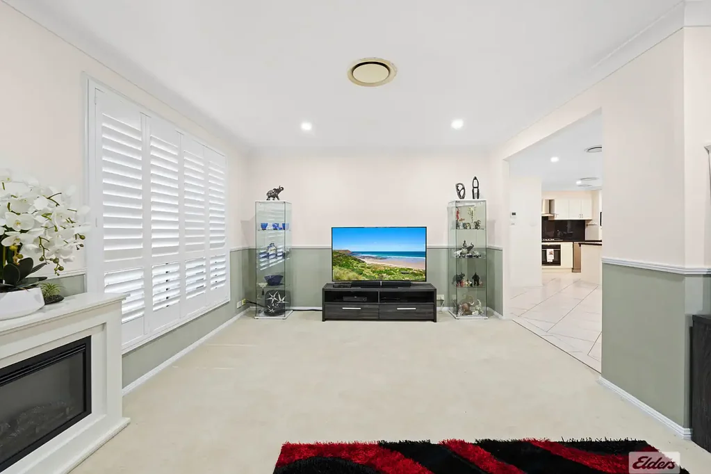 Glenmore Park 4房 家庭友好区域 四卧单层住宅 主卧带套间 全封闭户外区 双车库穿行通道 靠近Glenmore Park Town Centre 优质学校环绕 便捷交通枢纽 Spacious Family Living with Seamless Indoor-Outdoor Appeal