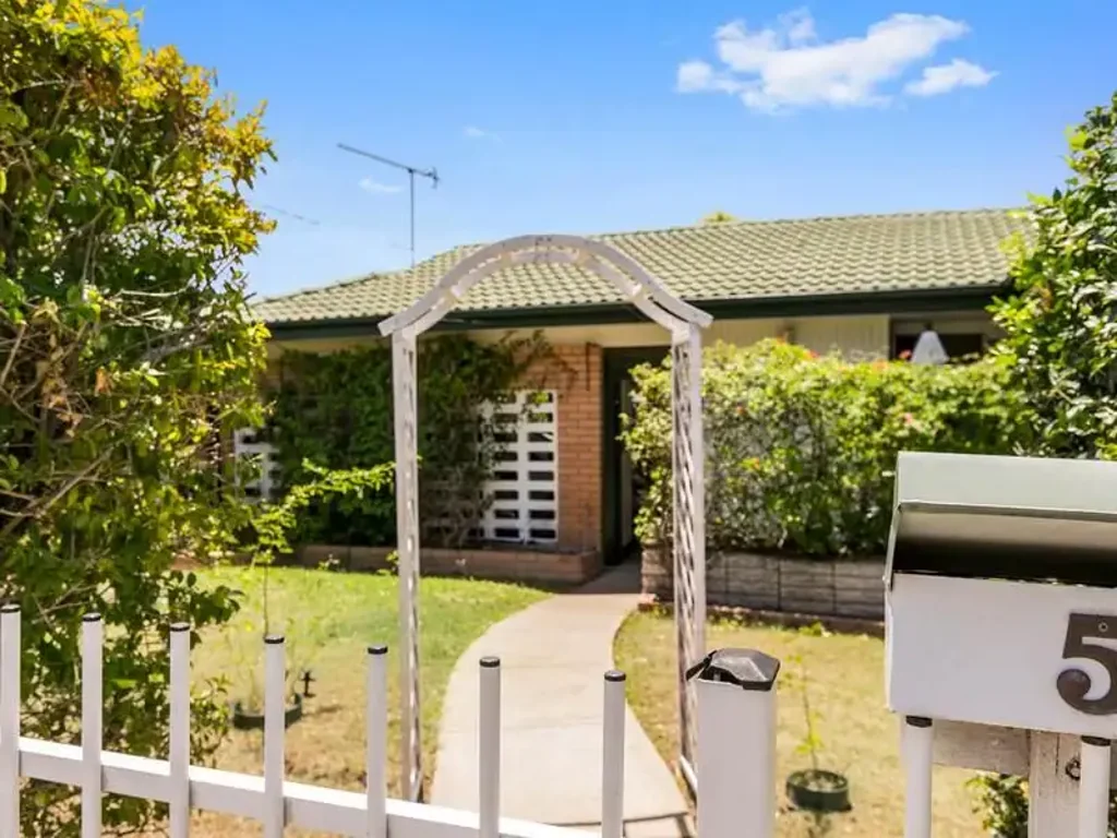 LARGE FAMILY RESIDENCE - MODERN KITCHEN - 5 AIRCON
Available from 5/3/2026