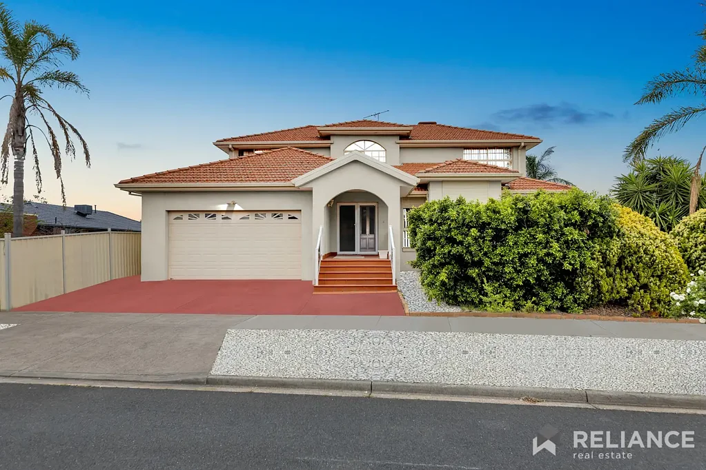 Taylors Lakes 4Kwarto Refined Family Living in a Prestigious Taylors Lakes Location