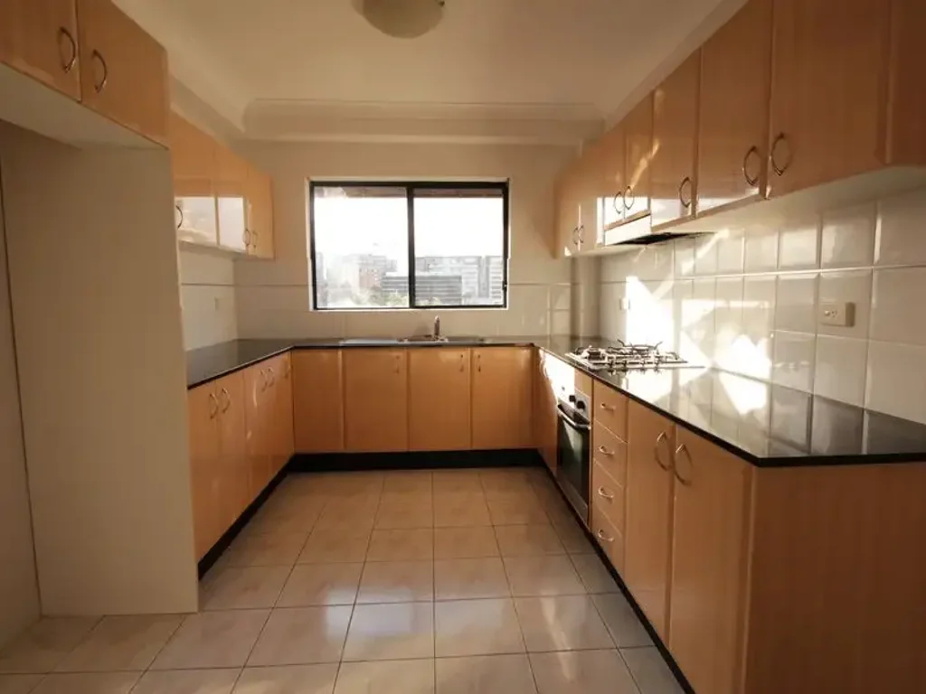 MODERN, SPACIOUS 2 BEDROOM APARTMENT. FANTASTIC LOCALE.