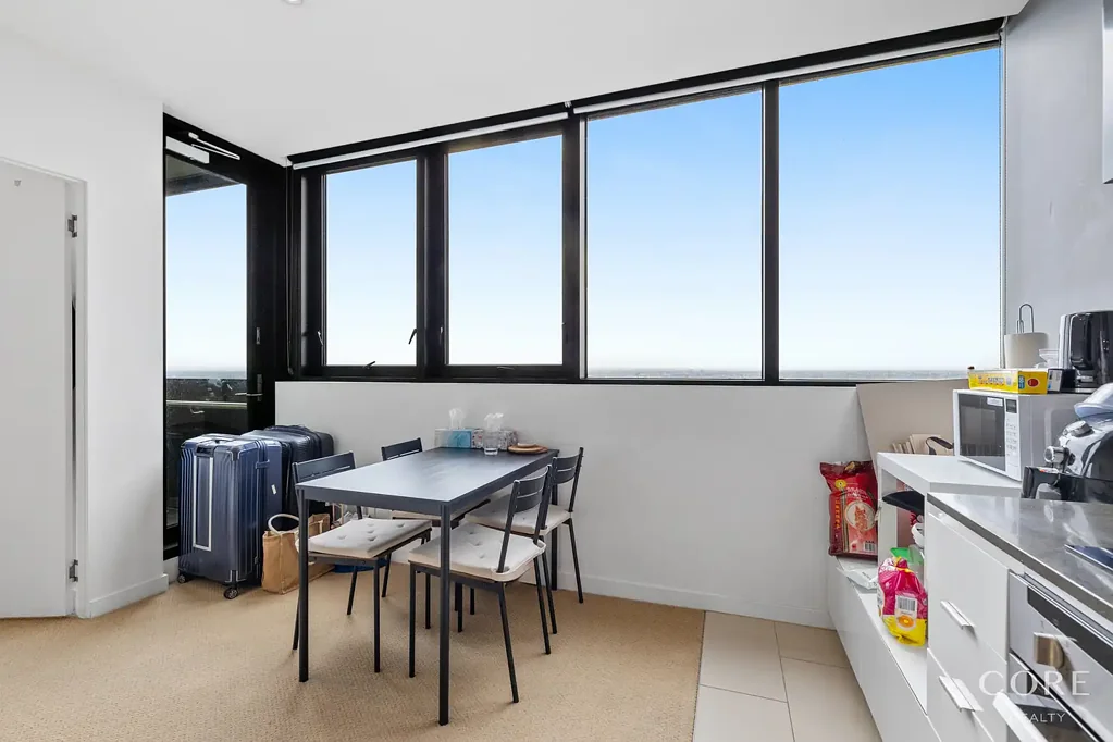 Carlton 2Moenga Sky-High Elegance in Swanston Square