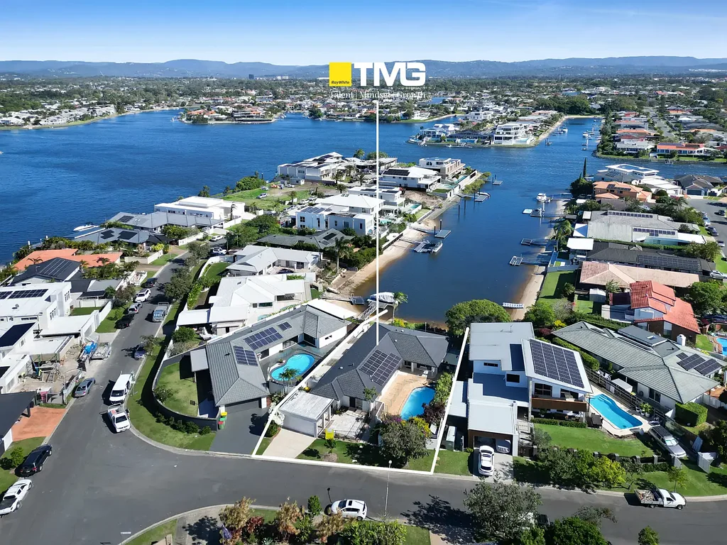 Mermaid Waters 5Kwarto Deceased Estate -  Prime Waterfront Opportunity in Blue-Chip Mermaid Waters