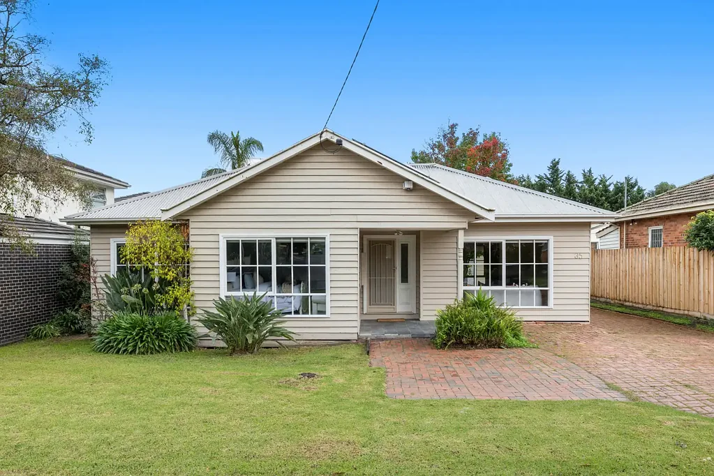 Pascoe Vale 4房 838平米宏伟地块 四卧多生活区 主卧带套间 浴室充足 厨房户外无缝衔接 游泳池后院 娱乐空间足 交通学校便利 Expansive Family Living with Poolside Appeal on 838sqm Approx. in the Strathmore Secondary College Zone