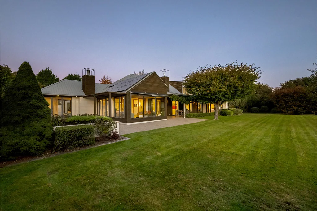 Wanaka 5कमरा Secure a landmark Beacon Point property