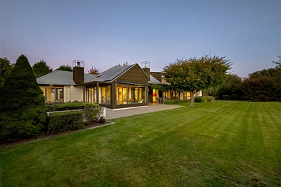 Wanaka 5 Bedroom Secure a landmark Beacon Point property