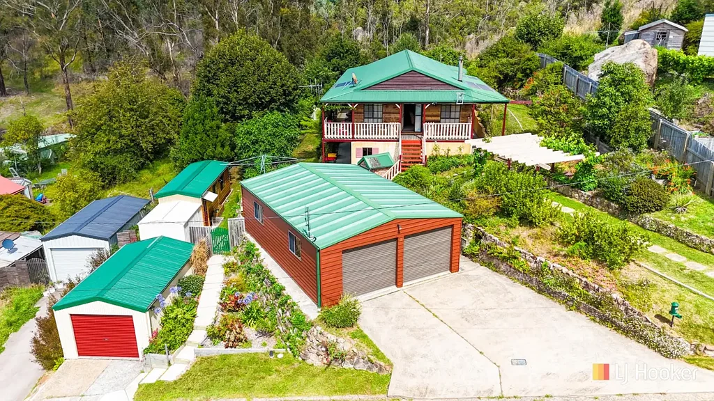 Lithgow 4 Bedroom Unique Family Home with a Magnificent View