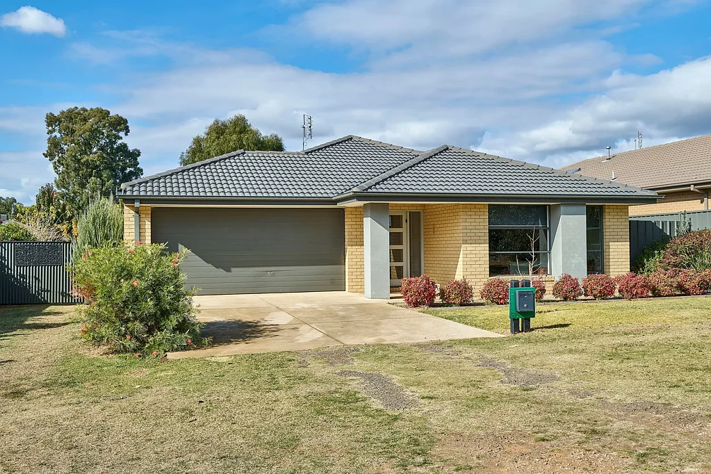 Heathcote 4Moenga Light, Bright and Entertaining