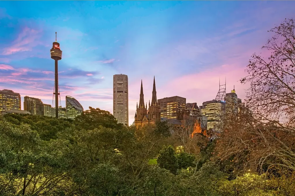 SOPHISTICATED WOOLLOOMOOLOO RESIDENCE WITH STUNNING PARK & CATHERDRAL VIEW