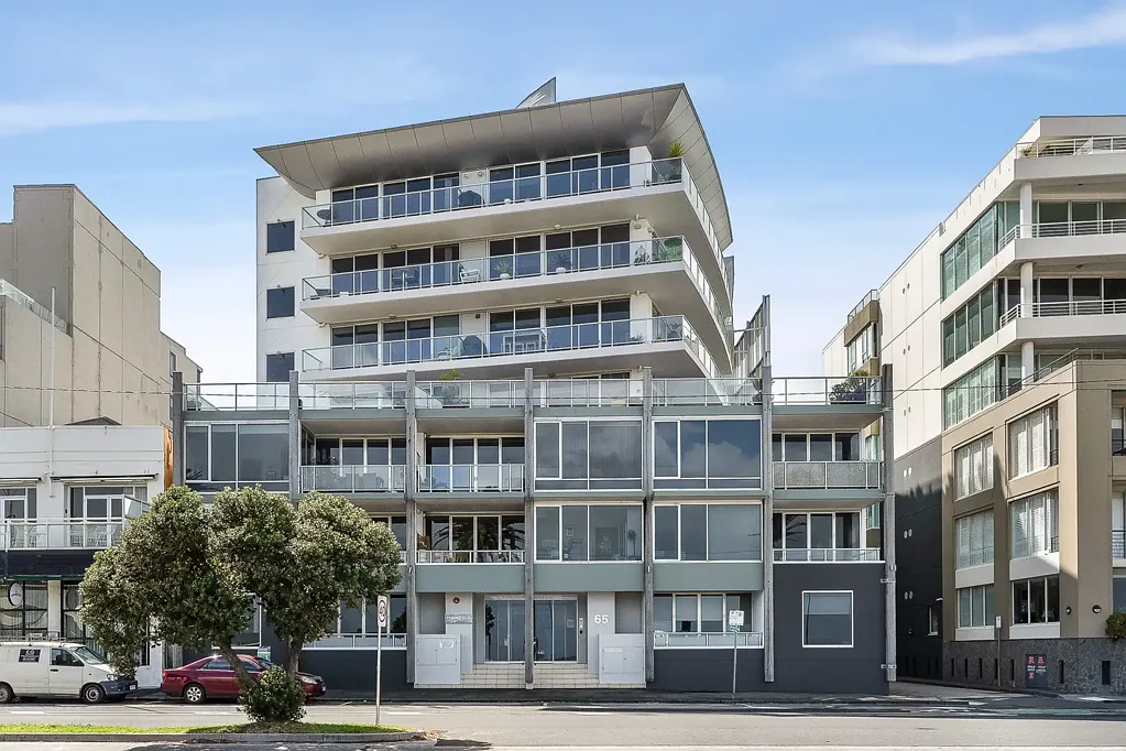 Contemporary Coastal Living in Prime Melbourne Location