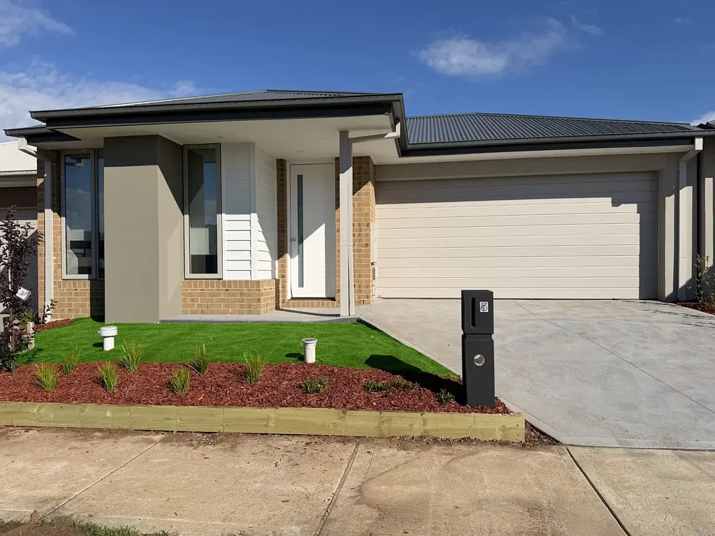 Brand New  &  Splendid 4Br Home in Manor Lakes!