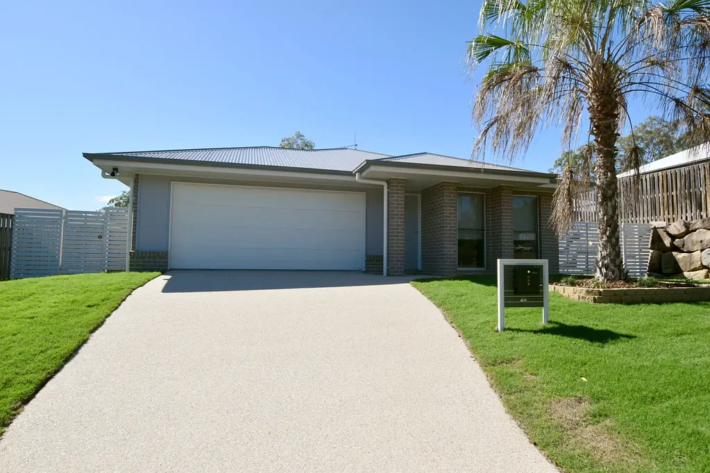 FULLY AIR-CONDITIONED HOME + PRIVATE POOL!