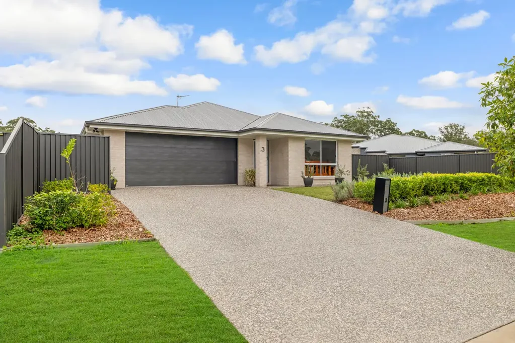 Woodford 4chambre Modern Acreage Living with Room to Grow