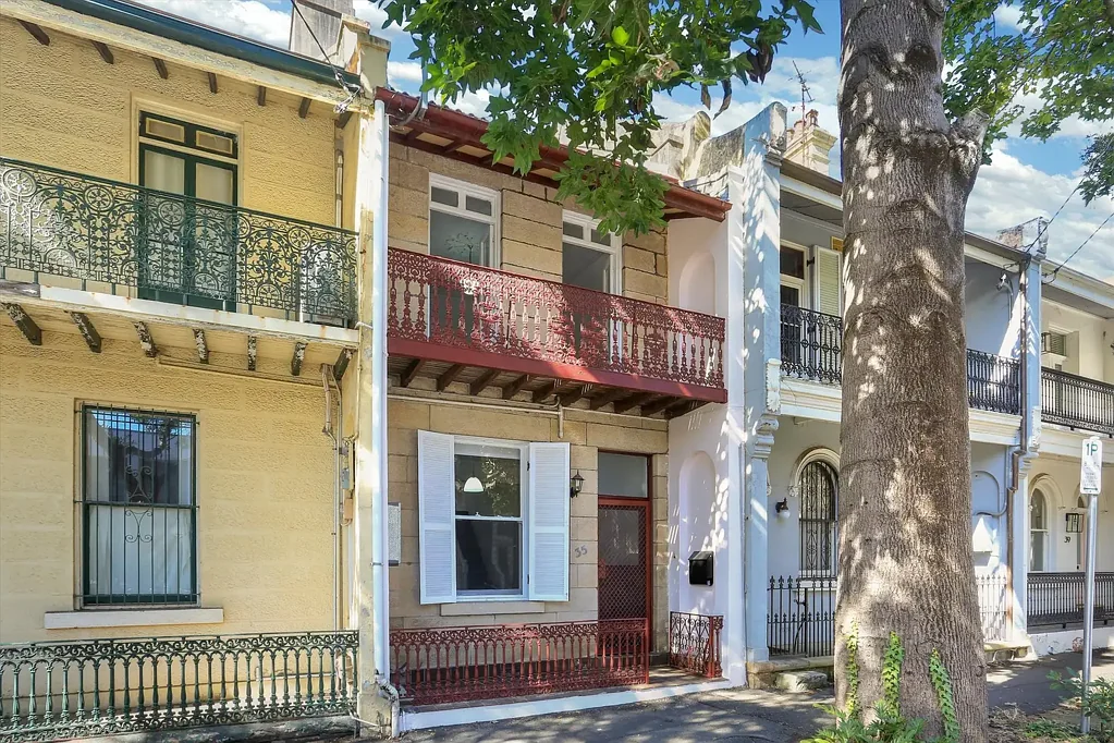 Redfern 3房 Redfern经典联排 三卧带阳台 高天花自然光 私密庭院空间大 Classic Terrace Charm with Space, Character & Potential in Prime Redfern