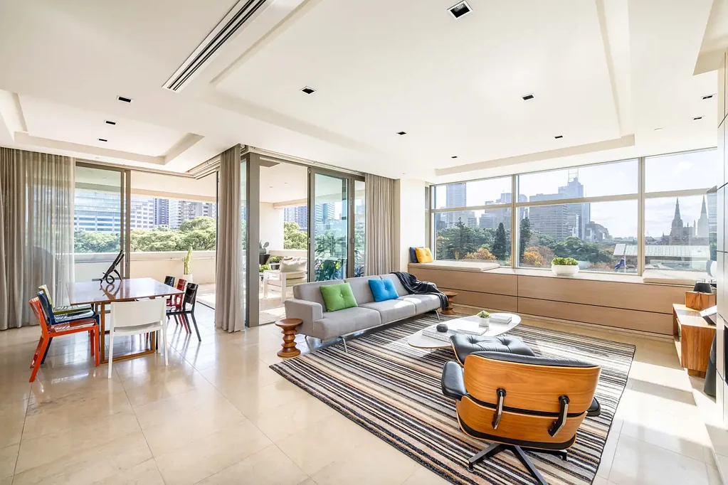 Darlinghurst 3房 悉尼顶级住宅建筑 3卧2卫公寓 北/西角位置 东郊至CBD北面景观 海德公园树冠上方 步行至商店餐厅 牛津街斯坦利街 Enviable lifestyle in ‘The Residence’ on Hyde Park